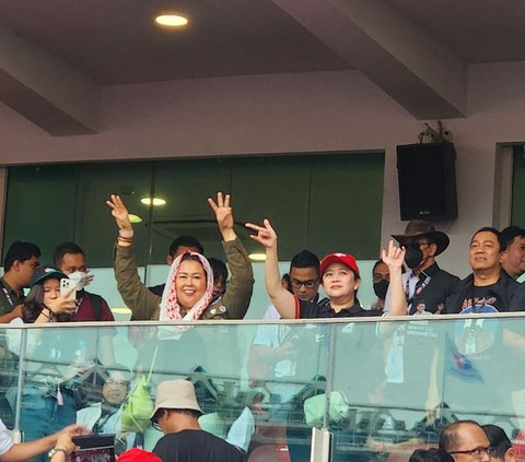 Hadiri Konser Akbar Ganjar-Mahfud, Ahok dan Megawati Kompak Salam Metal