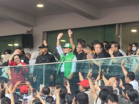 Hadiri Konser Akbar Ganjar-Mahfud, Ahok dan Megawati Kompak Salam Metal