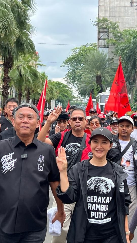 Ribuan Massa Sohib Pras Long March dari Sekretariat TPD ke GBK Ikuti Kampanye Akbar PDIP<br>