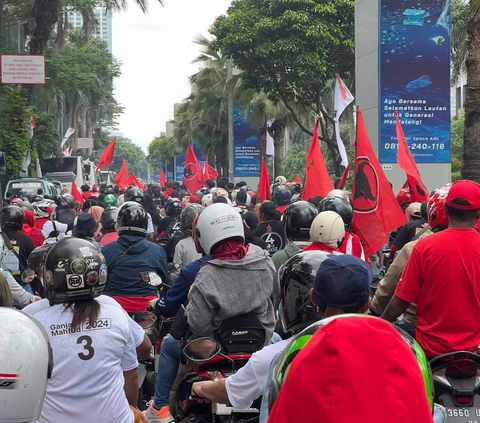 Ribuan Massa Sohib Pras Long March dari Sekretariat TPD ke GBK Ikuti Kampanye Akbar PDIP
