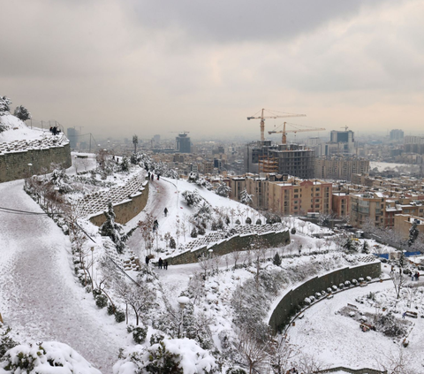 Musim dingin sedang menyelimuti  Teheran, Iran. Kondisi ini membuat salju yang turun di wilayah Parvaz Park cukup tebal. <br>(Foto ATTA KENARE / AFP)