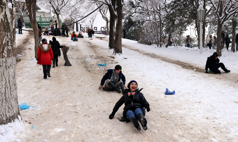 FOTO: Musim Dingin Putihkan Iran, Beginilah Potret Kegembiraan Warga Teheran yang Betah Habiskan Waktu Main Salju di Luar Rumah