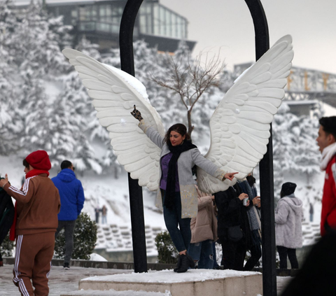 FOTO: Musim Dingin Putihkan Iran, Beginilah Potret Kegembiraan Warga Teheran yang Betah Habiskan Waktu Main Salju di Luar Rumah