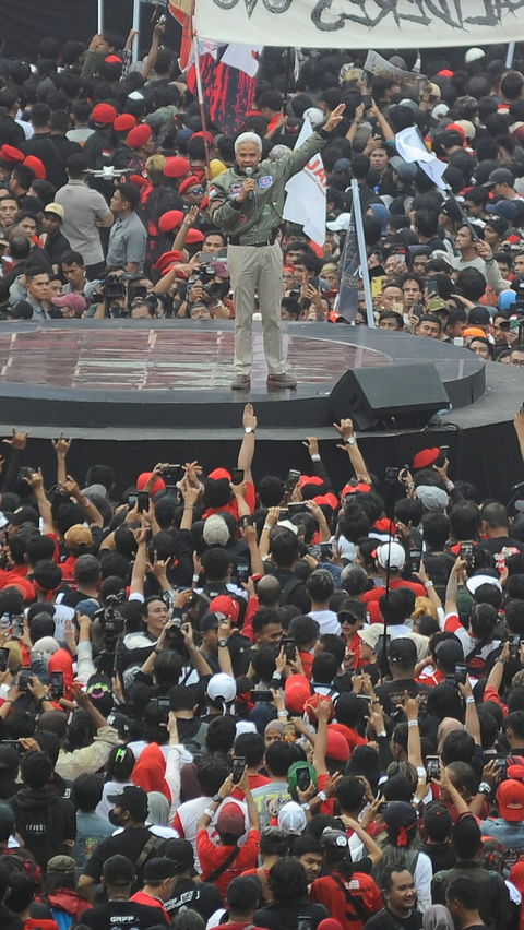 FOTO: Aksi Orasi Politik Ganjar Pranowo Membakar Semangat Ratusan Ribu Pendukung Kampanye Akbar di Stadion Utama Gelora Bung Karno