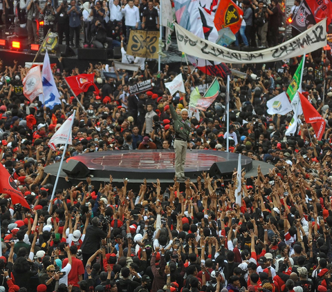 Calon presiden nomor urut 3 Ganjar Pranowo menyampaikan pidato politiknya saat hadir dalam kampanye akbar yang digelar di Stadion Utama Gelora Bung Karno (GBK), Senayan, Jakarta, Sabtu (03/02/2024).<br>(Foto: merdeka.com / Arie Basuki)