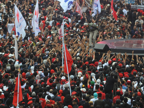 FOTO: Aksi Orasi Politik Ganjar Pranowo Membakar Semangat Ratusan Ribu Pendukung Kampanye Akbar di Stadion Utama Gelora Bung Karno