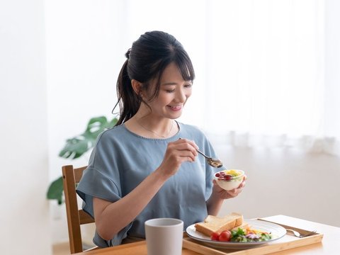 5 Kebiasaan Saat Sarapan yang Bikin Berat Badan Naik, Ada yang Sering Kamu Lakukan?