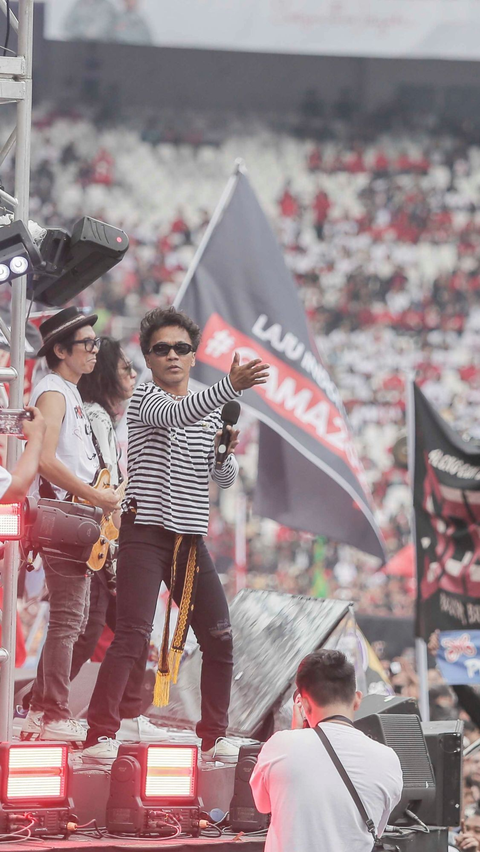 Penampilan grup band Slank saat memeriahkan ‘Hajatan Rakyat #3 Konser Salam Metal’ di Gelora Bung Karno (GBK), Senayan, Jakarta, Sabtu (3/2/2024). <br>(Foto: Liputan6.com / Angga Yuniar)