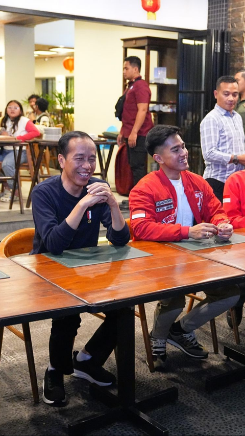 FOTO: Momen Jokowi Diajak PSI Minum Teh Bareng Kaesang Pangarep di Bandung