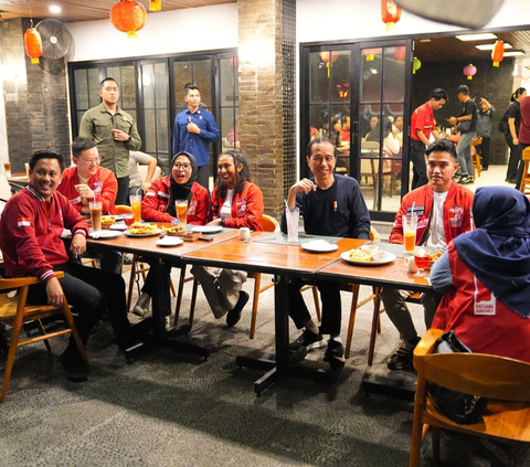 FOTO: Momen Jokowi Diajak PSI Minum Teh Bareng Kaesang Pangarep di Bandung