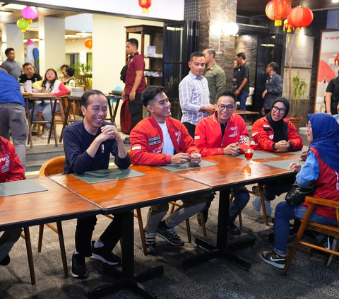 FOTO: Momen Jokowi Diajak PSI Minum Teh Bareng Kaesang Pangarep di Bandung