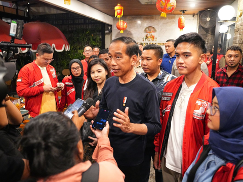 FOTO: Momen Jokowi Diajak PSI Minum Teh Bareng Kaesang Pangarep di Bandung