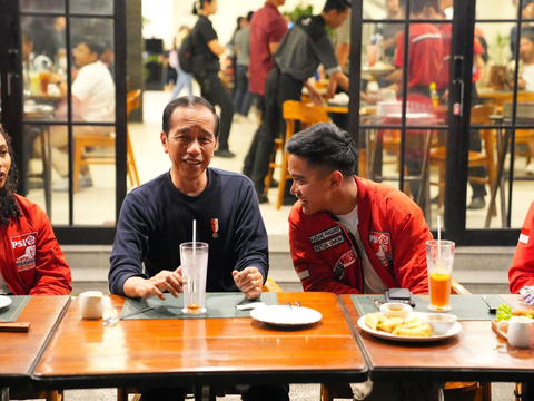 FOTO: Momen Jokowi Diajak PSI Minum Teh Bareng Kaesang Pangarep di Bandung