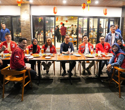 FOTO: Momen Jokowi Diajak PSI Minum Teh Bareng Kaesang Pangarep di Bandung