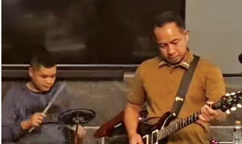 Gokil, Tampil Casual Panglima TNI saat Bernyanyi Sambil Main Gitar Bawakan Lagu Naif 'Benci untuk Mencinta' Sang Anak Gebuk Drum