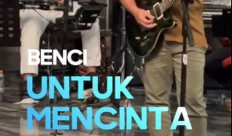 Keduanya nampak asik membawakan sebuah lagu hits dari band legenda Indonesia Naif.