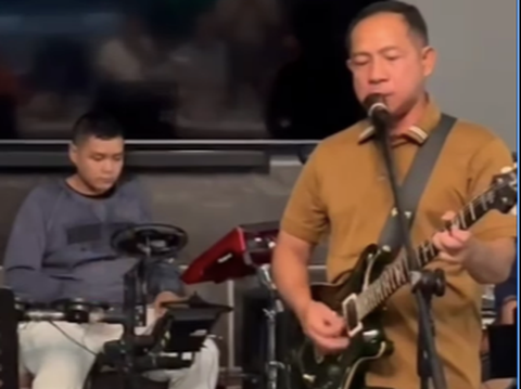 Gokil, Tampil Casual Panglima TNI saat Bernyanyi Sambil Main Gitar Bawakan Lagu Naif 'Benci untuk Mencinta' Sang Anak Gebuk Drum