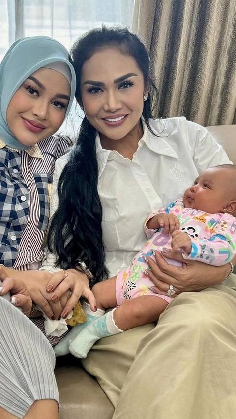 Potret Kris Dayanti Selalu Luangkan Waktu Demi Anak dan Cucu di Tengah Kesibukannya yang Sangat Padat