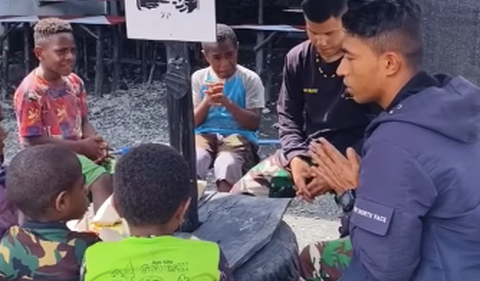 Mereka pun berkumpul di bawah tenda untuk makan bersama-sama. Sebelumnya, salah seorang prajurit memimpin doa.<br>