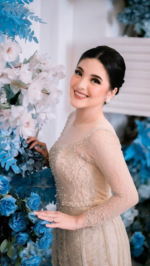 Nyimas menggelar acara lamaran pada Oktober 2023. Ia memakai kebaya warna krem. Penampilannya begitu cantik.