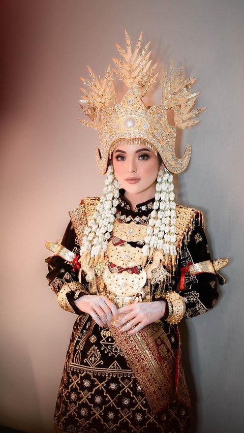 Potret cantik istri Iptu Algy ini juga terpancar saat di acara akad nikah. Ia memakai baju pengantin dengan adat Lampung.