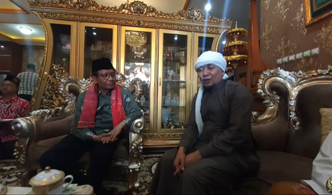 Lebih lanjut, ia mengaku ustaz Ujang Bustomi adalah pimpinan dari pondok pesantren tersebut yang bertindak sebagai konten kreator yang mempunyai jutaan pengikut di media sosial karena padepokan anti galaunya. 