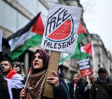 Massa pro Palestina menggelar aksi unjuk rasa bertajuk 'Pawai Nasional untuk Palestina' di pusat kota London, Inggris, pada 3 Februari 2024. Ribuan orang ini kembali turun ke jalan untuk menuntut gecatan senjata atas serangan Israel yang terus membombardir Jalur Gaza, Palestina. Foto: Ben Stansall/AFP