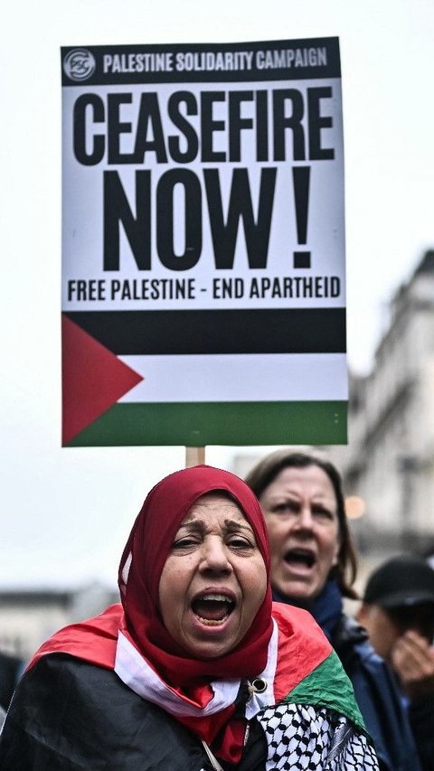 Pengunjuk rasa juga mendesak segera diakhirinya pengepungan Jalur Gaza oleh pasukan Israel. Foto: Ben Stansall/AFP