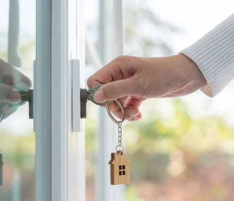 Wife Uploads Husband's Habit of Not Allowing Her to Leave the House, Even Locking the Door