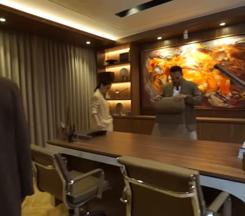 Mewah! Potret Ruang Bos di Kantor Baru Raffi Ahmad, Dilengkapi Ranjang Bak di Hotel Bintang 5
