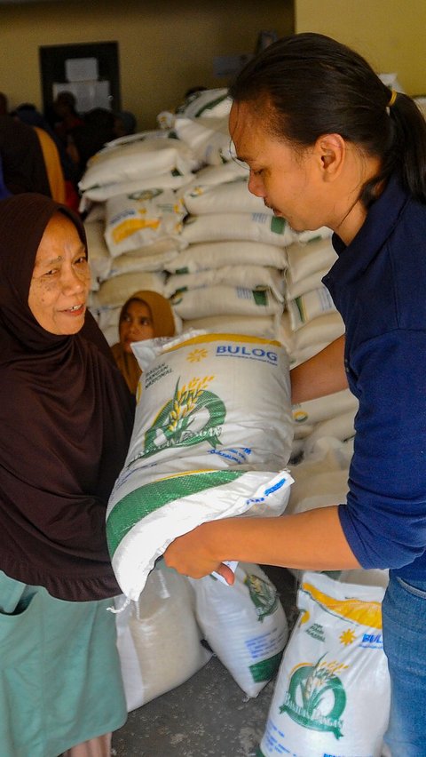 FOTO: Jelang Pemilu, Warga Depok Ramai-Ramai Terima Bansos 10 Kg Beras