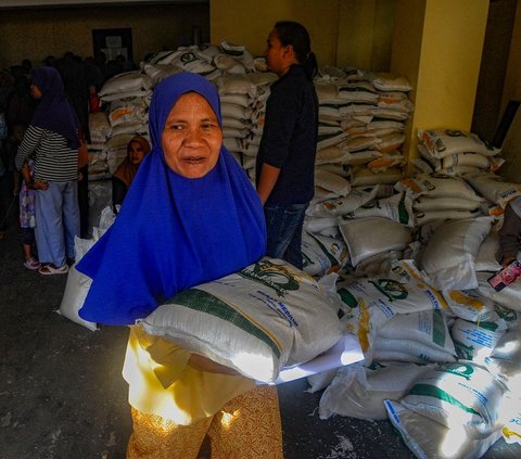 FOTO: Jelang Pemilu, Warga Depok Ramai-Ramai Terima Bansos 10 Kg Beras