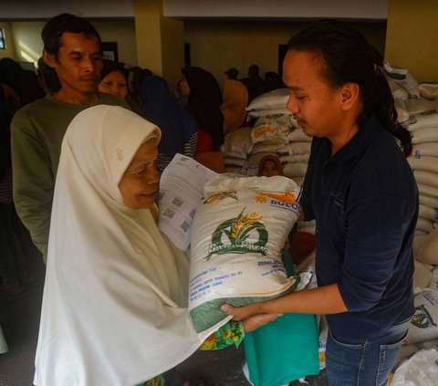 FOTO: Jelang Pemilu, Warga Depok Ramai-Ramai Terima Bansos 10 Kg Beras