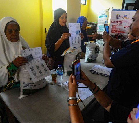 FOTO: Jelang Pemilu, Warga Depok Ramai-Ramai Terima Bansos 10 Kg Beras