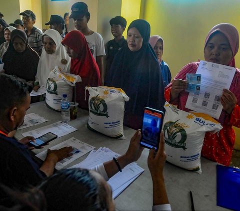 FOTO: Jelang Pemilu, Warga Depok Ramai-Ramai Terima Bansos 10 Kg Beras