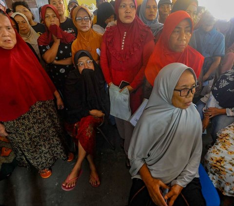 FOTO: Jelang Pemilu, Warga Depok Ramai-Ramai Terima Bansos 10 Kg Beras