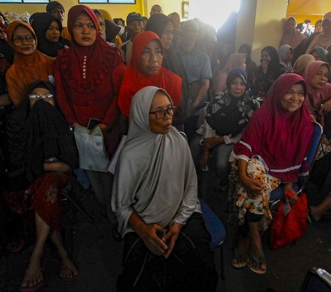 FOTO: Jelang Pemilu, Warga Depok Ramai-Ramai Terima Bansos 10 Kg Beras