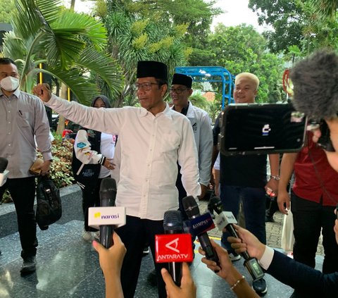 Berkemeja Hitam-Putih, Ganjar-Mahfud Siap Menuju Lokasi Debat Terakhir