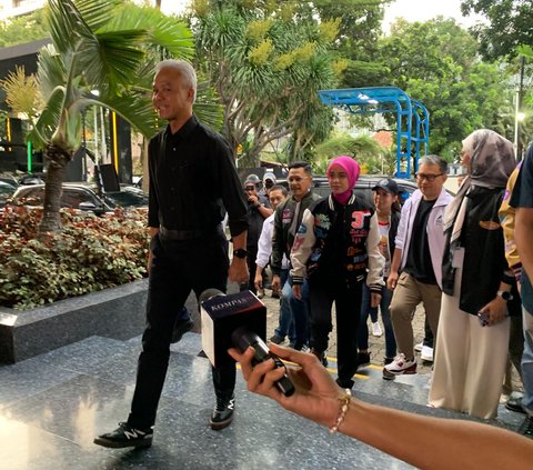 Berkemeja Hitam-Putih, Ganjar-Mahfud Siap Menuju Lokasi Debat Terakhir