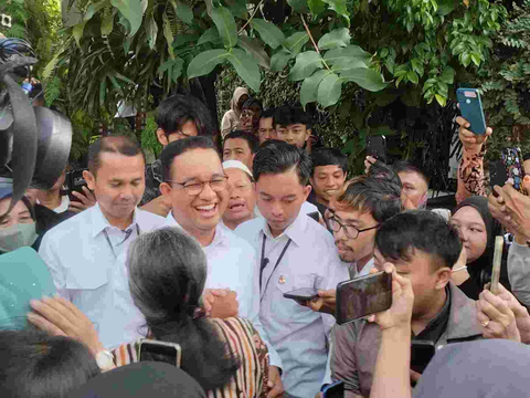 Anies's Broad Smile Encouraged by Neighbors Ahead of the Final Debate of the 2024 Presidential Election
