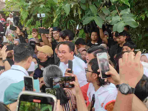 Anies's Broad Smile Encouraged by Neighbors Ahead of the Final Debate of the 2024 Presidential Election