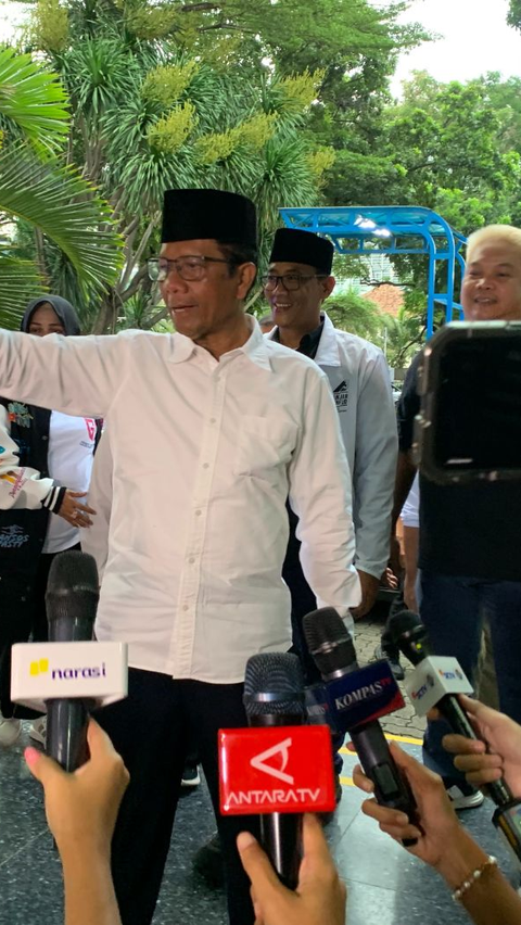 Ganjar Pranowo and Mahfud MD Attend Final Debate in Black and White Outfits