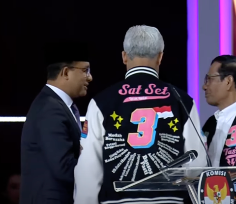 Young Style, Ganjar and Mahfud's Last Debate Wearing Black-White Varsity Jackets