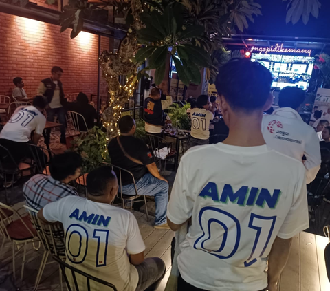 FOTO: Keakraban Relawan Anies dan Ganjar Nobar Debat Pilpres Pamungkas 2024