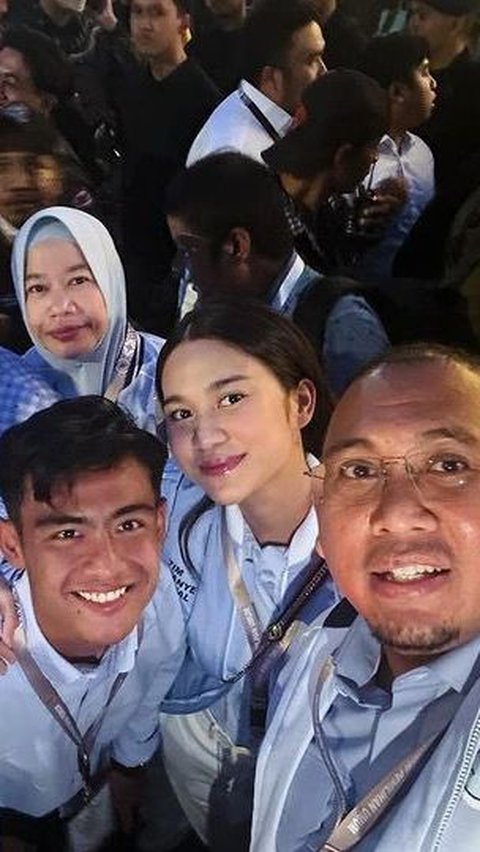 Gandeng Erat Tangan Azizah, Potret Akrab Arhan Foto Bareng Mertua yang Pejabat RI saat Nonton Debat Capres