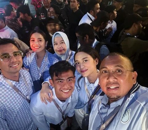 Gandeng Erat Tangan Azizah, Potret Akrab Arhan Foto Bareng Mertua yang Pejabat RI saat Nonton Debat Capres