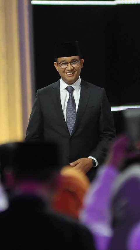 Calon presiden nomor urut 1, Anies Baswedan memasuki panggung debat dengan ekspresi penuh senyum. Foto: Merdeka.com/Imam Buhori