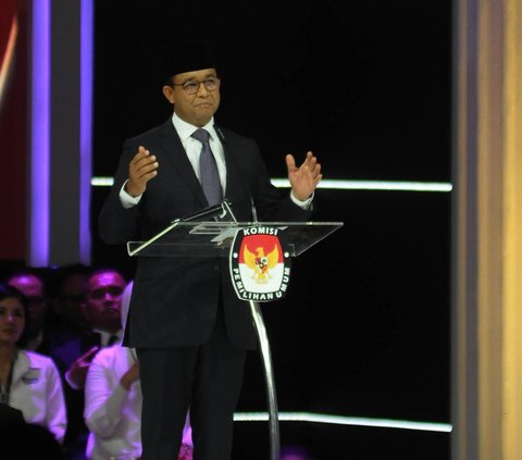 FOTO: Gaya Capres di Debat Kelima: Anies Tebar Senyum, Prabowo Hormat, dan Ganjar Pakai Jaket Varsity 'Sat Set'