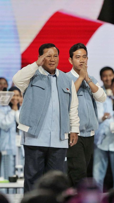 Sementara, calon presiden nomor urut 2 Prabowo Subianto memasuki panggung debat dengan memberikan hormat. Foto: Liputan6.com/Angga Yuniar