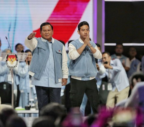 FOTO: Gaya Capres di Debat Kelima: Anies Tebar Senyum, Prabowo Hormat, dan Ganjar Pakai Jaket Varsity 'Sat Set'